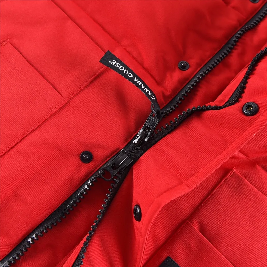 P320 Canada Goose Canada Goose #Freestyle Crew 4154M men's and women's vest down# ➖ Genuine synchronous anti-counterfeiting chip sensor! ➖ Imported Behringer embroidery machine to customize 10,000-needle embroidery logo! ➖ Imported 21-count polyester-cotton blended original fabric, using Feather-Light 10D waterproof coating fabric, made of 84.5% polyester fiber and 15.5% cotton, 100% the best feel in the entire network! ➖ The genuine official website uses the national standard 80 white duck down, and will never be misled by false claims such as 90 down or goose down! ➖ 100% nylon nylon lining with double double-layer sealing design to prevent velvet from running away. Top-grade polar fleece is used in the collar and pockets to keep warm and comfortable! ➖ Yoshida YKK provides original custom-made electroplated sliders. YKK two-way lockable zippers are tight and smooth and will not peel off paint! ➖ 3M composite original Velcro is durable, and all accessories and hardware are disassembled and customized!  SIZE: XS S M L XL XXL [Attached: Size chart]